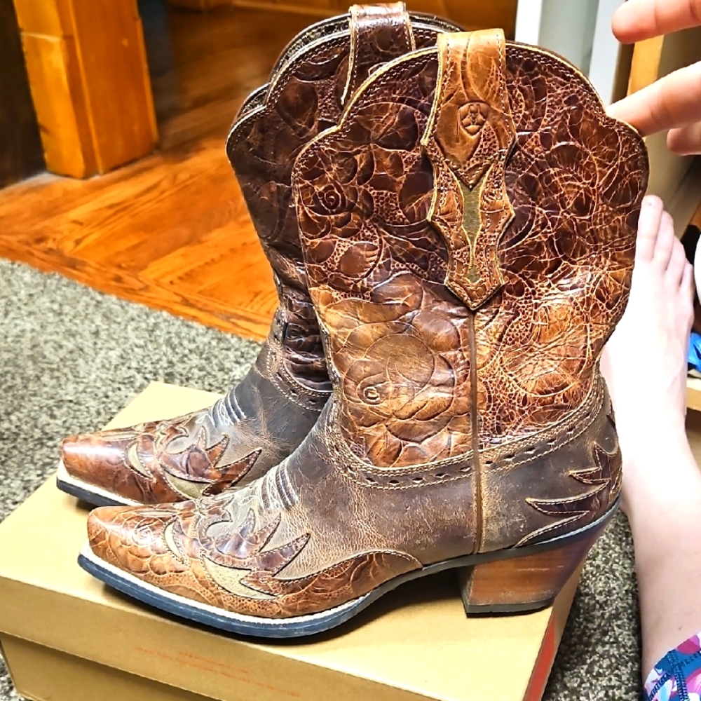 Ariat Ladie's Western Leather Boots - Rose Tooled Design